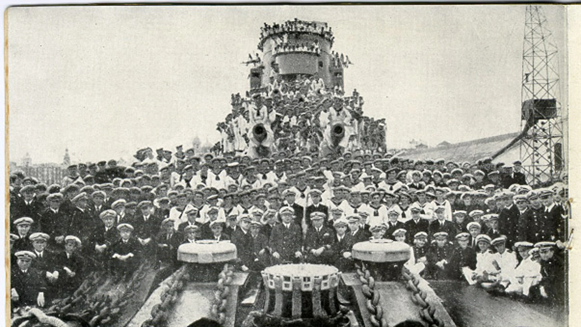 La tripulación al completo del crucero «Baleares», en la cubierta en 1936