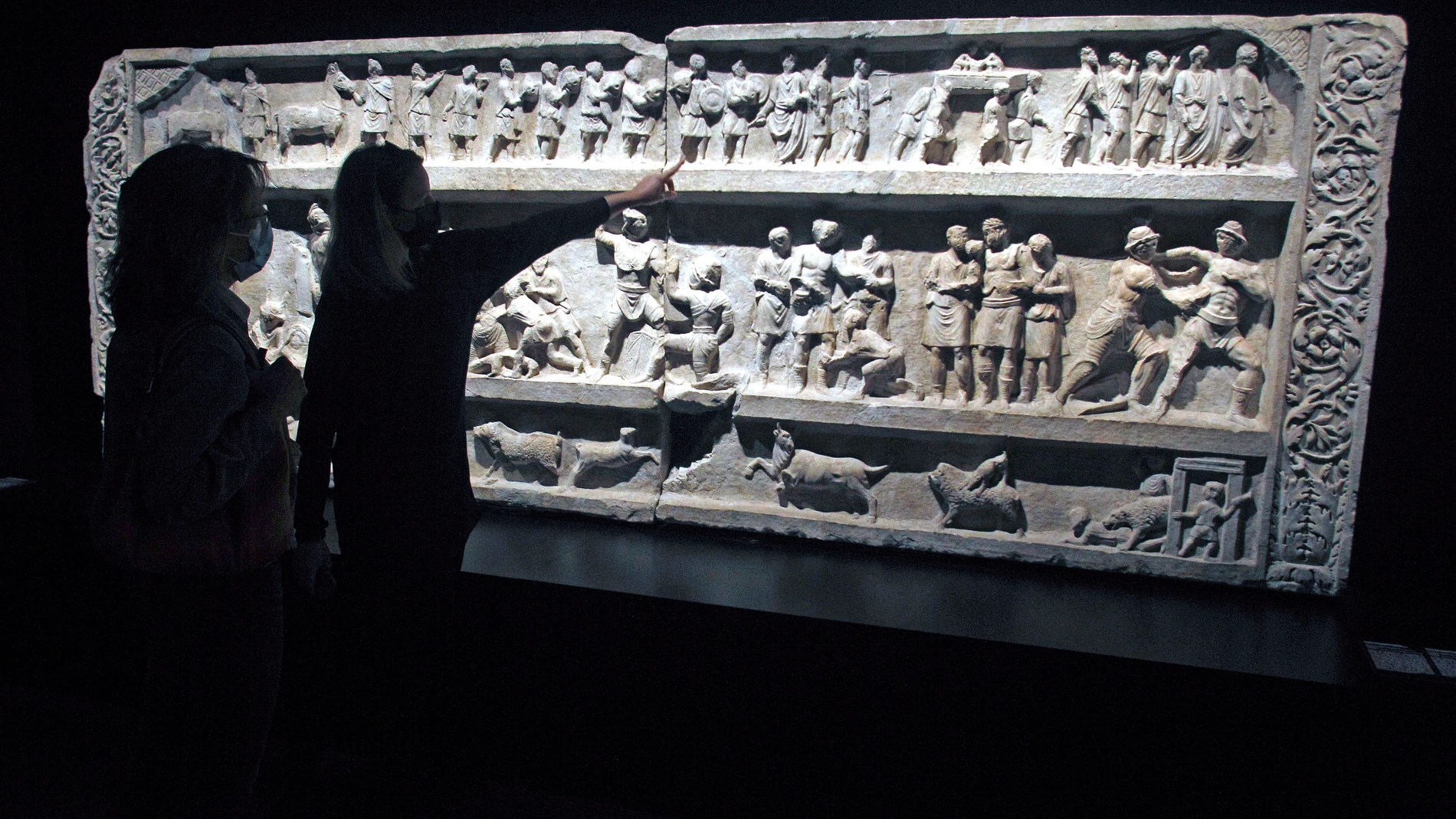 Dos personas recorren la exposición "Gladiadores. Héroes del Coliseo"