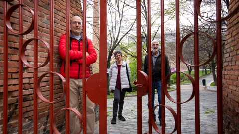 Vecinos del barrio de Arganzuela, protestan contra la reforma que supondrá el vallado del parque de la Chimenea.