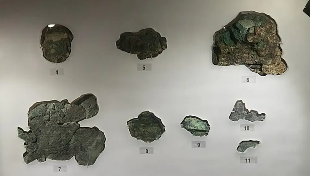 Fotografía de algunos fragmentos separados del Mecanismo de Anticitera en el Museo Arqueológico Nacional de Atenas (Grecia) | Fuente: Museo Arqueológico Nacional de Atenas