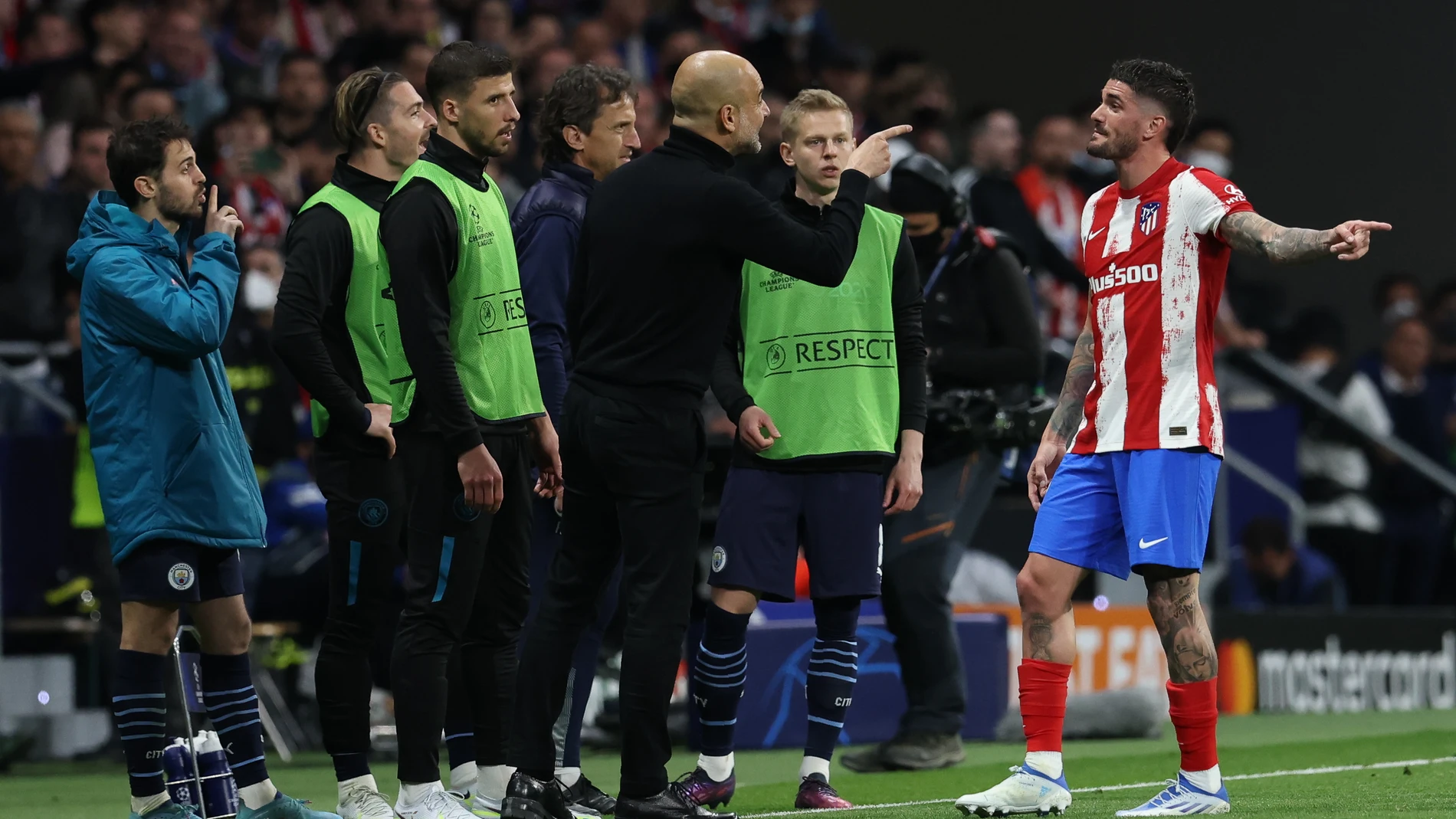 Guardiola discute con De Paul durante el partido