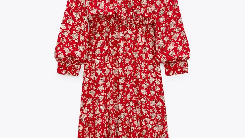 Vestido de escote pico cruzado con estampado floral, de Zara