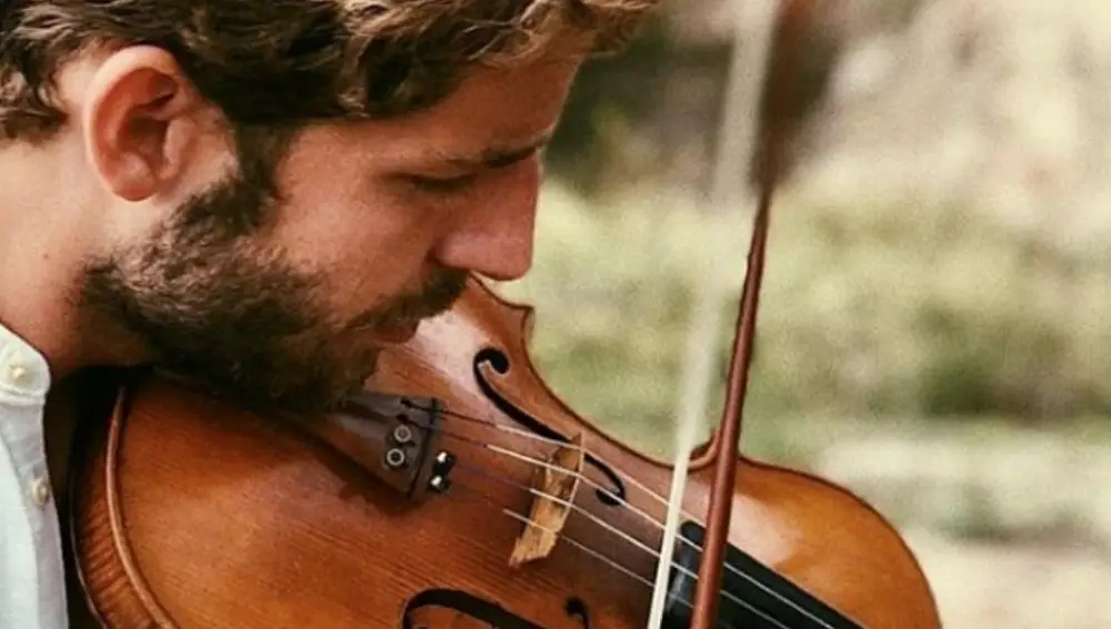 Joan Valls, el pediatra violinista que armoniza con su música los quirófanos infantiles