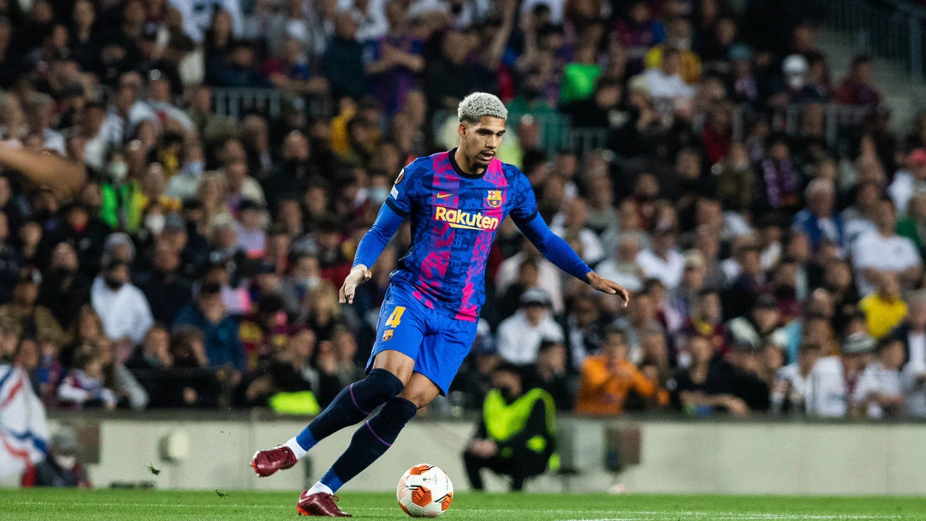Araujo, durante un partido con el Barcelona