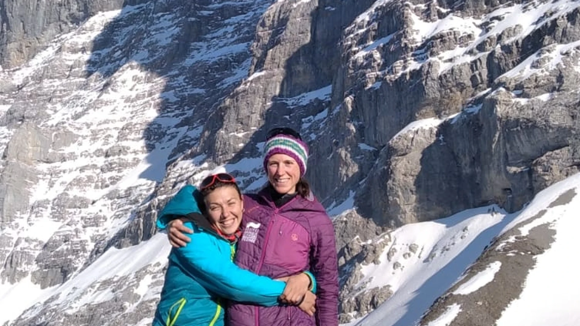 Las alpinistas españolas Nieves Gil (izda.) y Lucía Guichot, en la cara norte del Eiger (Suiza)