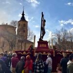 La cofradía del Santo Cristo en su último aliento y de la dolorosa al pie de la cruz de la parroquia de San Millán durante la procesión de Jueves Santo