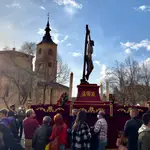  Los pasos desfilan por el Acueducto en un Jueves Santo más visitado en Segovia que en 2019