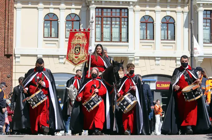 El pregón a caballo anuncia en León el “drama del Gólgota” del Viernes Santo