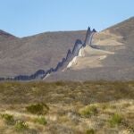 El nuevo muro fronterizo que separa México, a la izquierda, y Estados Unidos, atraviesa el desierto de Sonora