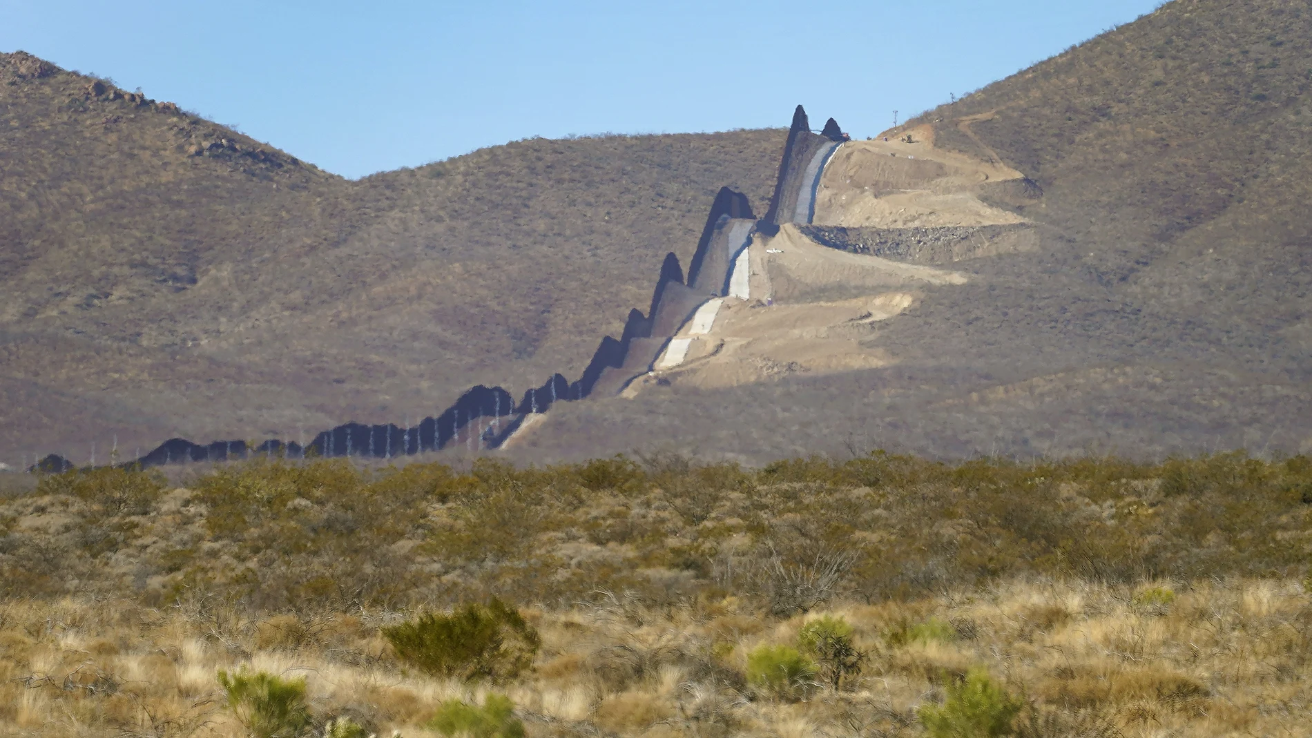 El nuevo muro fronterizo que separa México, a la izquierda, y Estados Unidos, atraviesa el desierto de Sonora