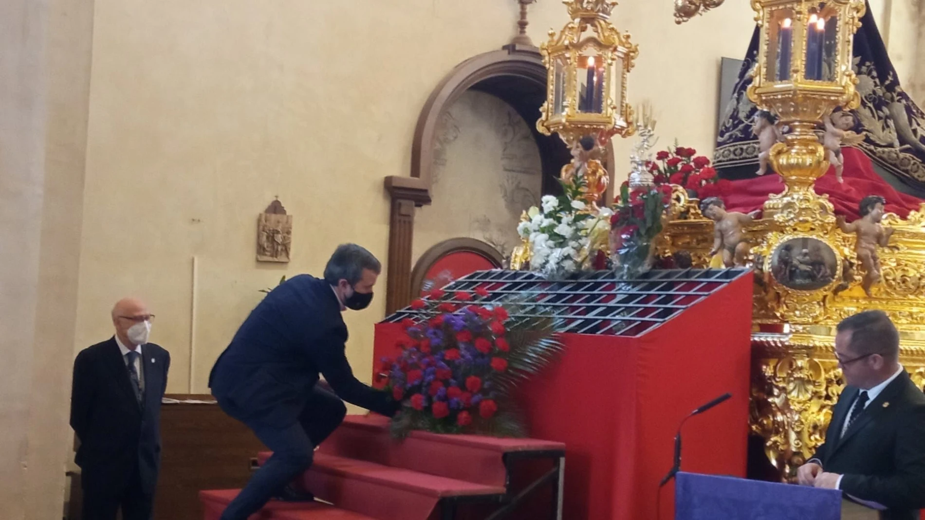 Ofrenda floral a Nuestra Padre Jesús Nazareno 'El Abuelo' por parte del alcalde de Jaén, Julio Millán. AYUNTAMIENTO DE JAÉN