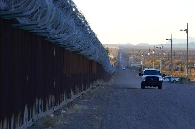 Un vehículo de la Patrulla Fronteriza de Estados Unidos circula a lo largo de la valla fronteriza en el muro de la frontera entre Estados Unidos y México