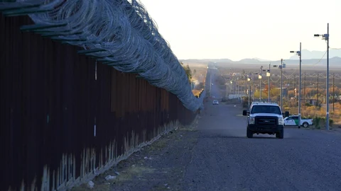 Un vehículo de la Patrulla Fronteriza de Estados Unidos circula a lo largo de la valla fronteriza en el muro de la frontera entre Estados Unidos y México