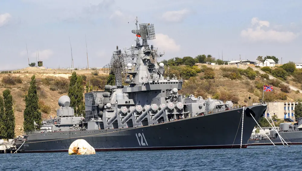 La tripulación del buque 'Moskva', que opera en el mar Negro y que está dotado con misiles de crucero, ha tenido que ser evacuada tras registrarse un incendio provocado por la detonación de munición