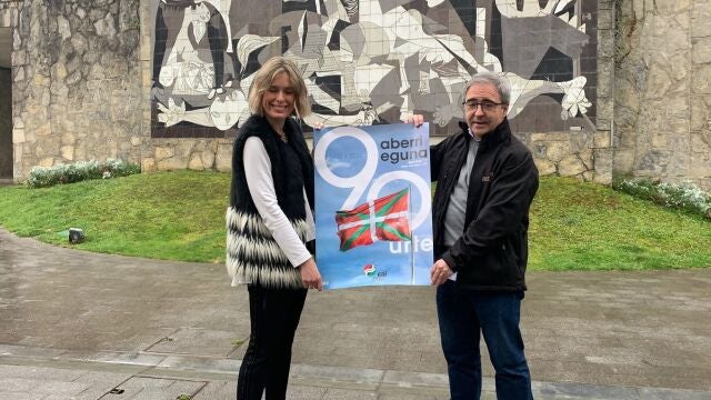 La secretaria del Euzkadi Buru Batzar (EBB), Mireia Zarate, y el responsable de Organización del EBB, Joseba Aurrekoetxea, en la presentación del Aberri Eguna en Gernika