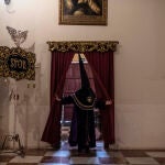 Un nazareno sale de la sala de túnicas momentos antes de la salida en el templo de San Agusín de la Hermandad y Cofradía de Nuestra Señora de las Angustias Coronada, este Jueves Santo en Córdoba. EFE/ Rafa Alcaide