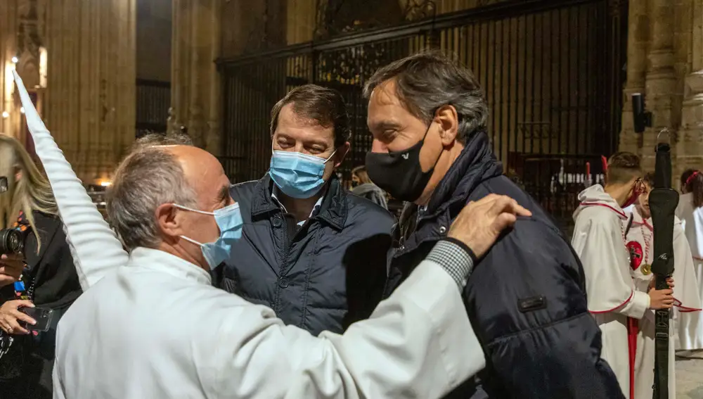 El presidente Alfonso Fernández Mañueco asiste a la procesión de la Real cofradía penitencial del Cristo Yacente de la Misericordia y de la agonía redentora, junto al alcalde Carlos García Carbayo