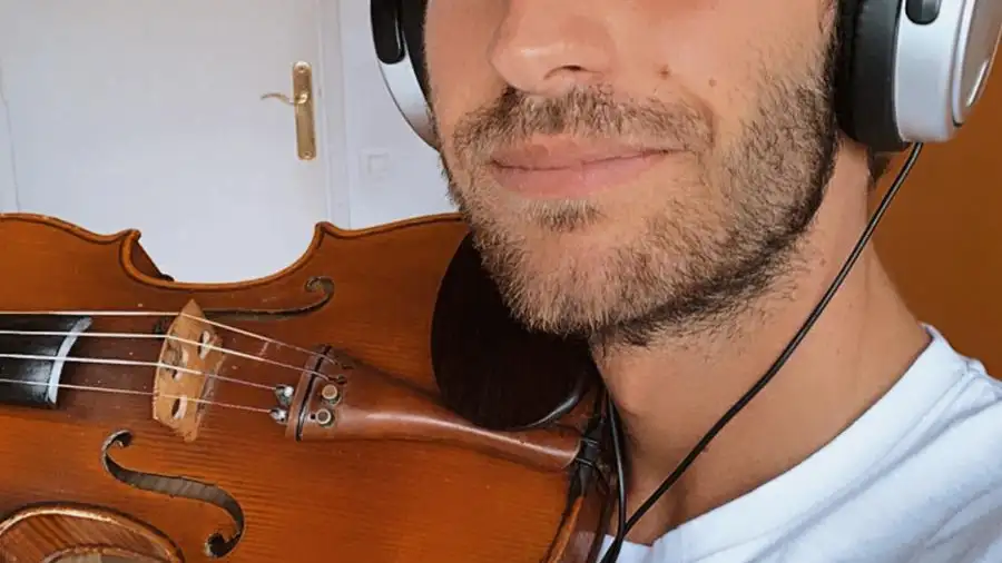 Joan Valls, el pediatra violinista que armoniza con su música los quirófanos infantiles