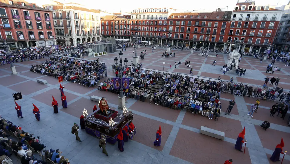Uno de los 33 pasos que participan en la Procesión General de la Sagrada Pasión del Redentor de Valladolid transita ante la fachada principal del Ayuntamiento