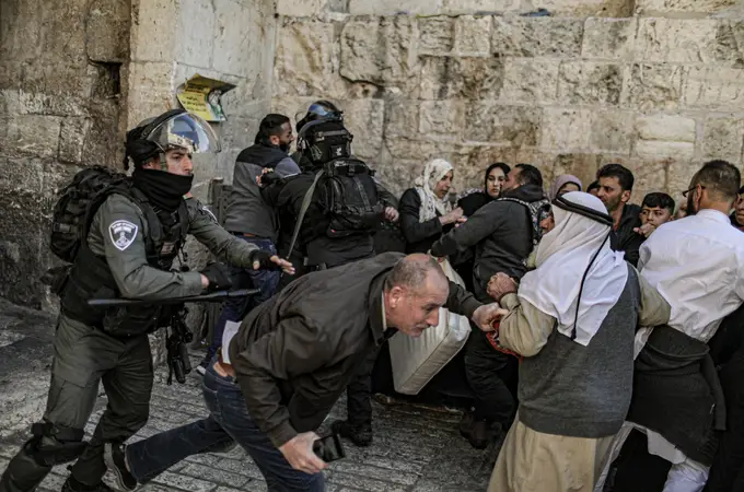 Al menos 152 palestinos heridos en la mezquita de Al Aqsa