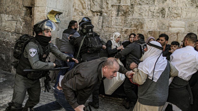Las fuerzas de seguridad israelíes toman posición en un puesto de control en medio de los enfrentamientos con los palestinos en el recinto de Al Aqsa de Jerusalén