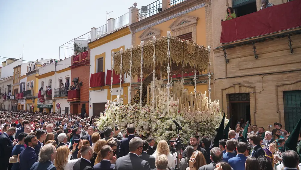 La Virgen de la Esperanza de Triana entra en su capilla, en la Semana Santa en Sevilla 2022. Eduardo Briones / Europa Press