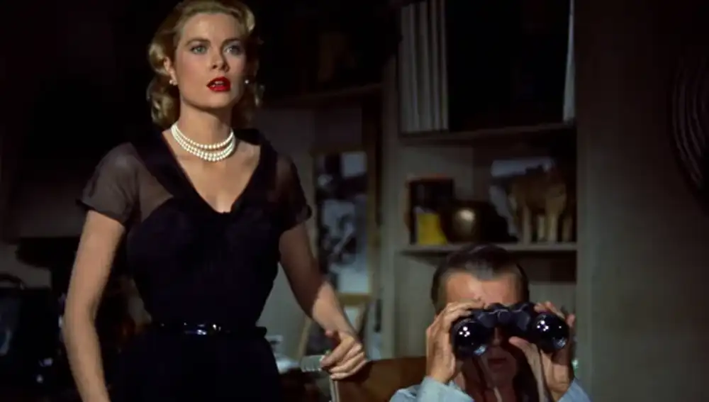 Escena de la película &quot;La ventana indiscreta&quot; de Alfred Hitchcok dónde Grace Kelly luce un maravilloso collar de perlas.