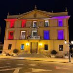 Paterna iluminó el Ayuntamiento con los colores de la bandera republicana