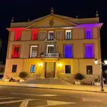  Paterna ilumina la fachada del Ayuntamiento con los colores de la República