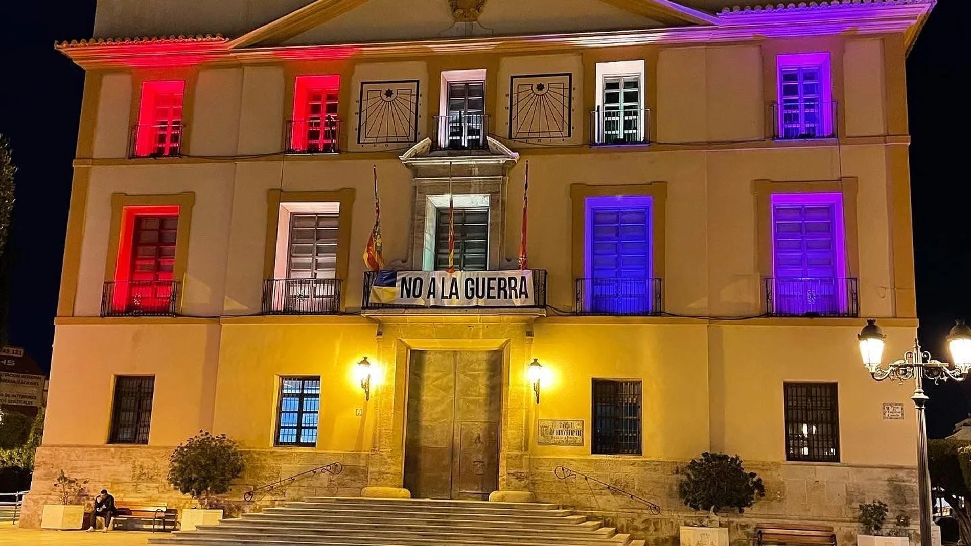 Paterna iluminó el Ayuntamiento con los colores de la bandera republicana
