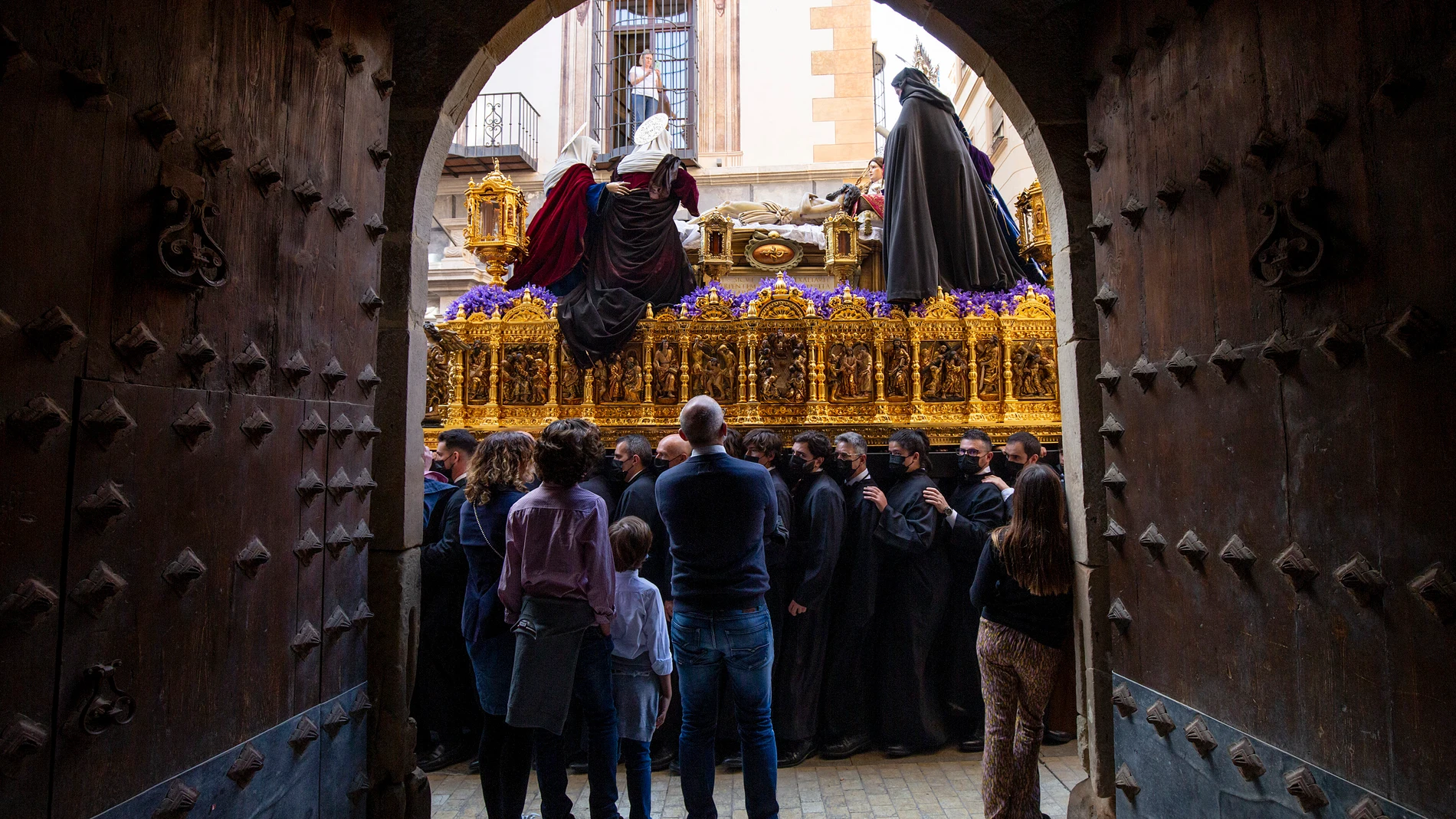 Procesión del trono del Santísimo Cristo Yacente de la Paz de Málaga