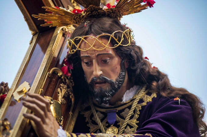 La imagen de Nuestro Padre Jesús Nazareno "El Abuelo", durante su procesión esta mañana en Jaén. EFE/ José Manuel Pedrosa