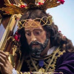 La imagen de Nuestro Padre Jesús Nazareno "El Abuelo", durante su procesión esta mañana en Jaén. EFE/ José Manuel Pedrosa