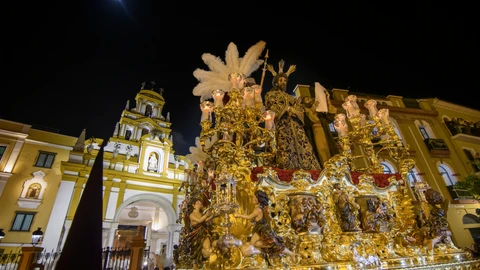 El paso de Jesús de la Sentencia de la Hermandad de la Macarena en la salida de la procesión esta Madrugá en Sevilla. EFE/ Raúl Caro
