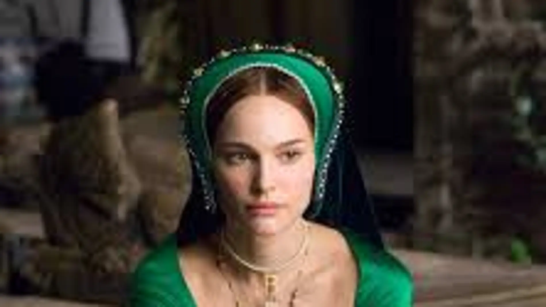 Natalie Portman en "Ana Bolena" (Justin Chadwick 2008) con joya inicial, muy tendencia en esa época.