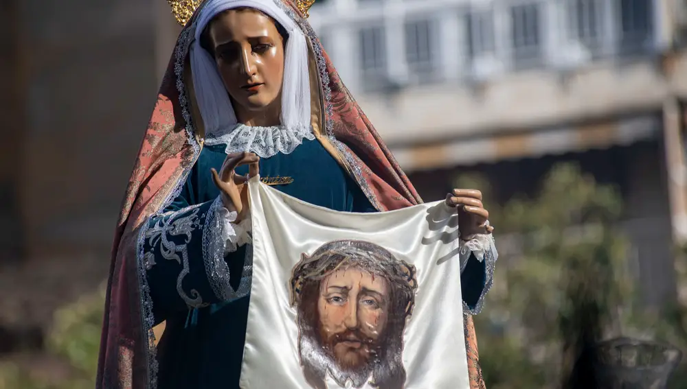 En la imagen la Verónica en su paso procesional, esta mañana. EFE/ José Manuel Pedrosa