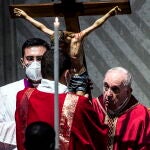 El Papa, durante la adoración de la cruz en la basílica de San Pedro