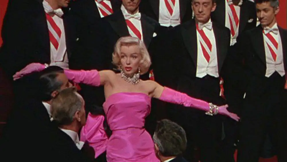 Escena de la película, &quot;Los caballeros las prefieren rubias&quot; donde Marilyn luce como nadie estas impresionantes joyas en oro blanco y diamantes.