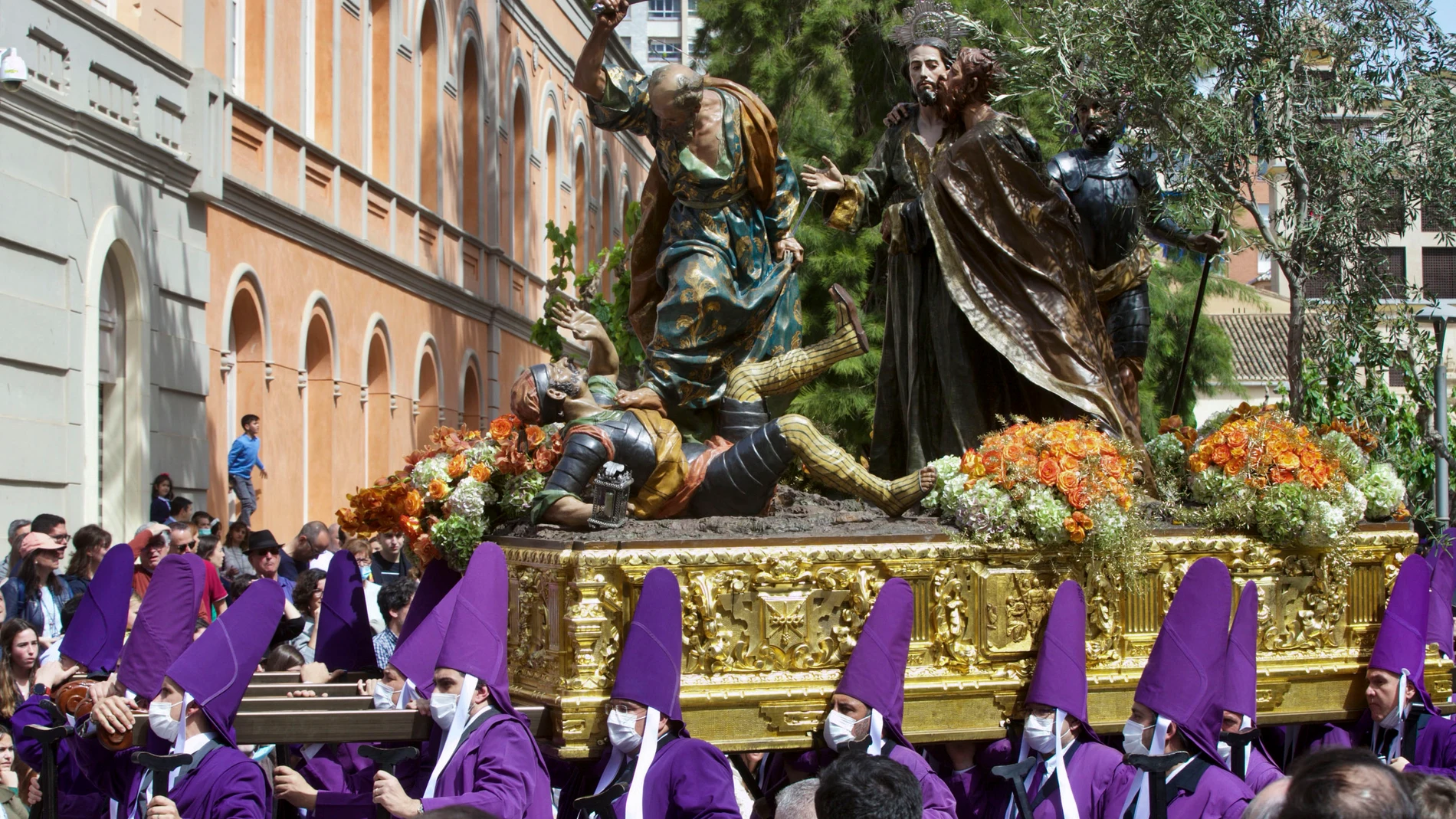 La procesión de los Salzillos de la Real y Muy Ilustre Cofradía de Nuestro Padre Jesús Nazareno, durante su recorrido esta mañana por las calles de Murcia