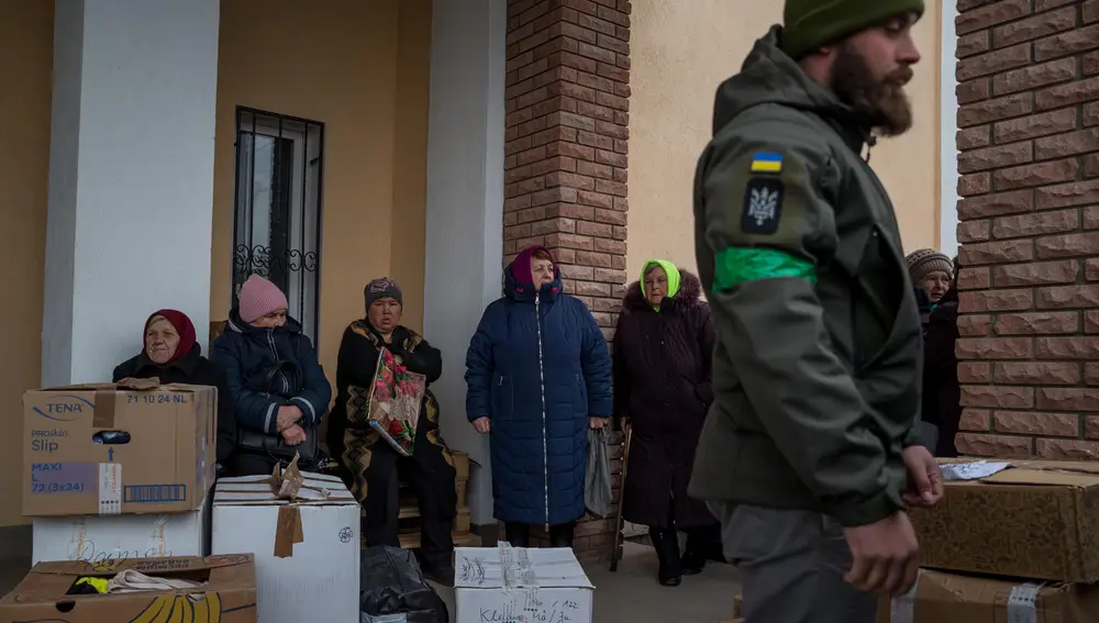 Mujeres ucranianas esperan para recibir alimentos donados en el pequeño pueblo de Rozhivka, el pasado 14 de abril
