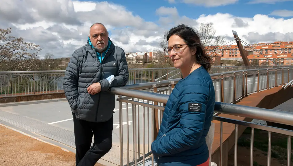 María Elena Rodríguez, presidenta de la Asociación de vecinos de Huerta Otea y Juan Carlos Martín, vecino de Tejares