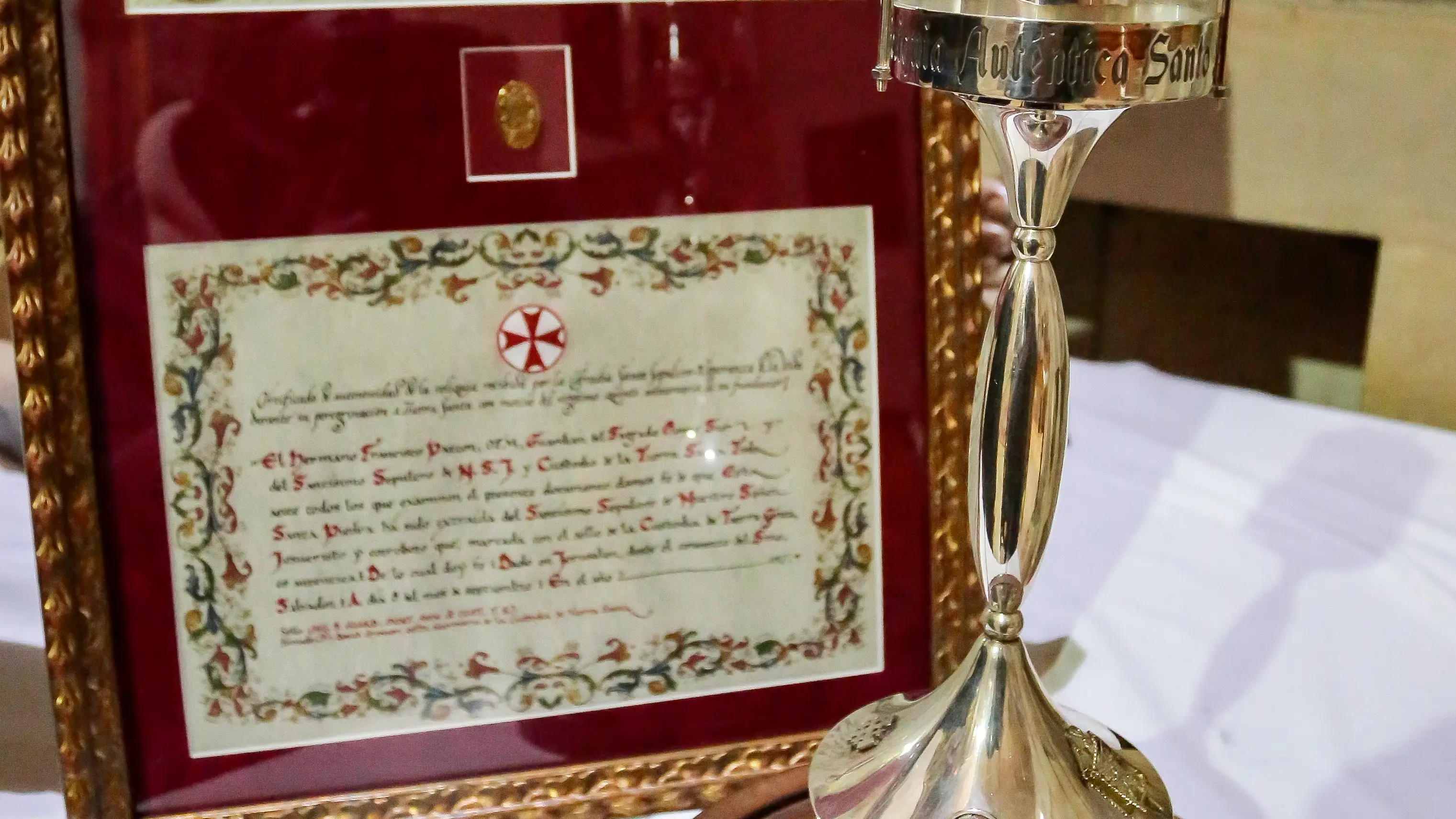 Piedra auténtica del Santo Sepulcro entregada por el Custodio de Tierra Santa y recibida por la Cofradía Santo Sepulcro Esperanza de la Vida de León en 2017