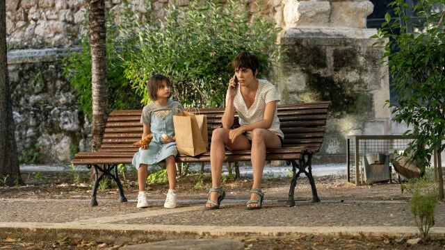 Adriana Ugarte y la pequeña Cosette Silguero (en la imagen) comparten protagonismo en «Heridas» junto a María León