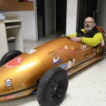 El profesor de la Universidad de León (ULe) Pedro Salvadores, posa en el interior de un monoplaza. El equipo de profesores y estudiantes que está detrás del proyecto de innovación educativa Racing Team Universidad de León (RTULe), que lleva años trabajando en el diseño y construcción de coches de carreras, da ahora un paso más y tiene previsto embarcarse en la construcción de dos vehículos "Fórmula Student" con los que competir en las distintas pruebas que se organizan en Europa para este formato