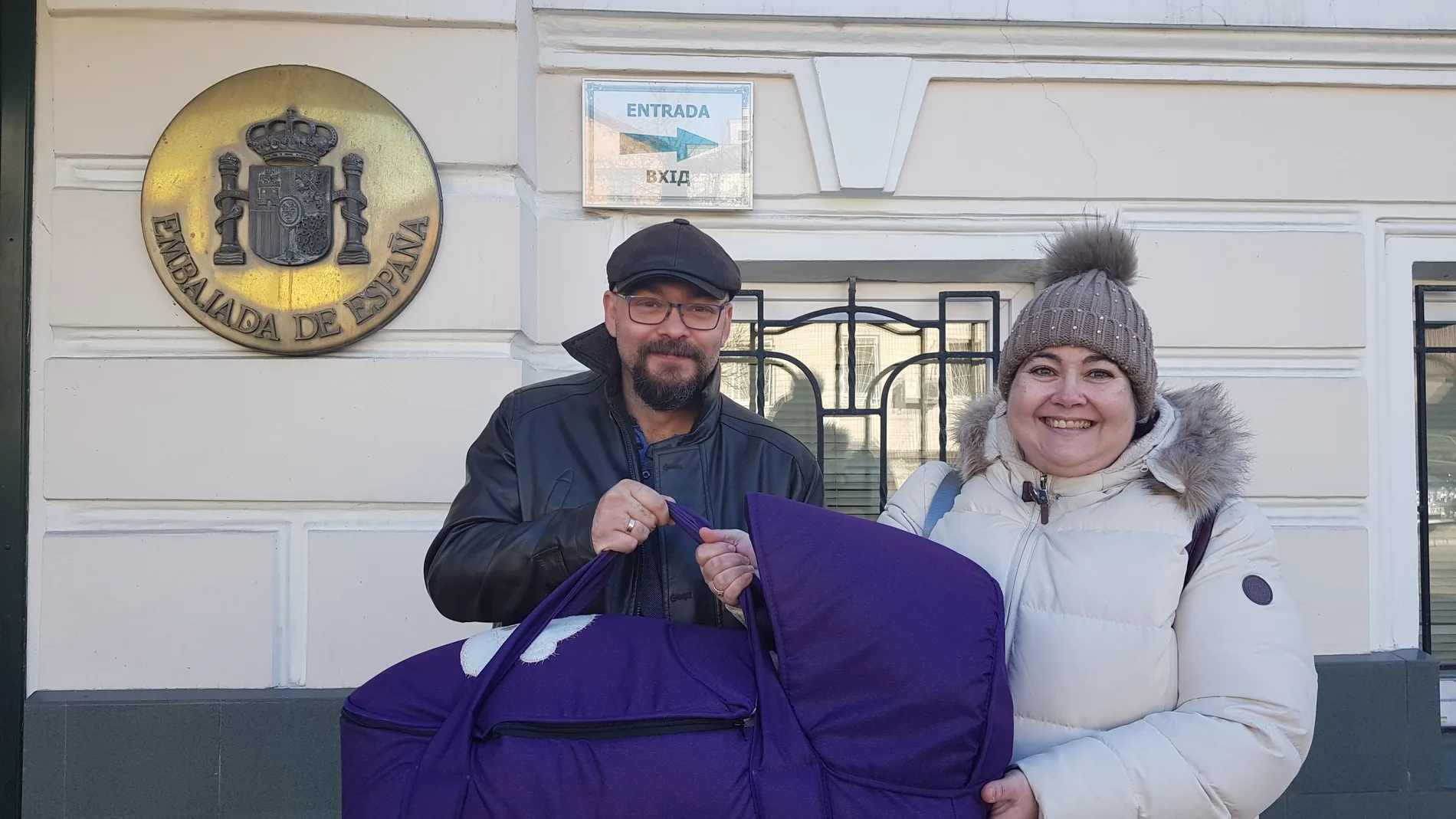 Ana y su marido Fernando con su hija frente a la embajada de España en Kiev