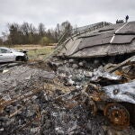 Un hombre camina por un puente destruido en la zona de Kiev