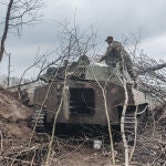 Un soldado ucraniano en un tanque en la región de Donbás