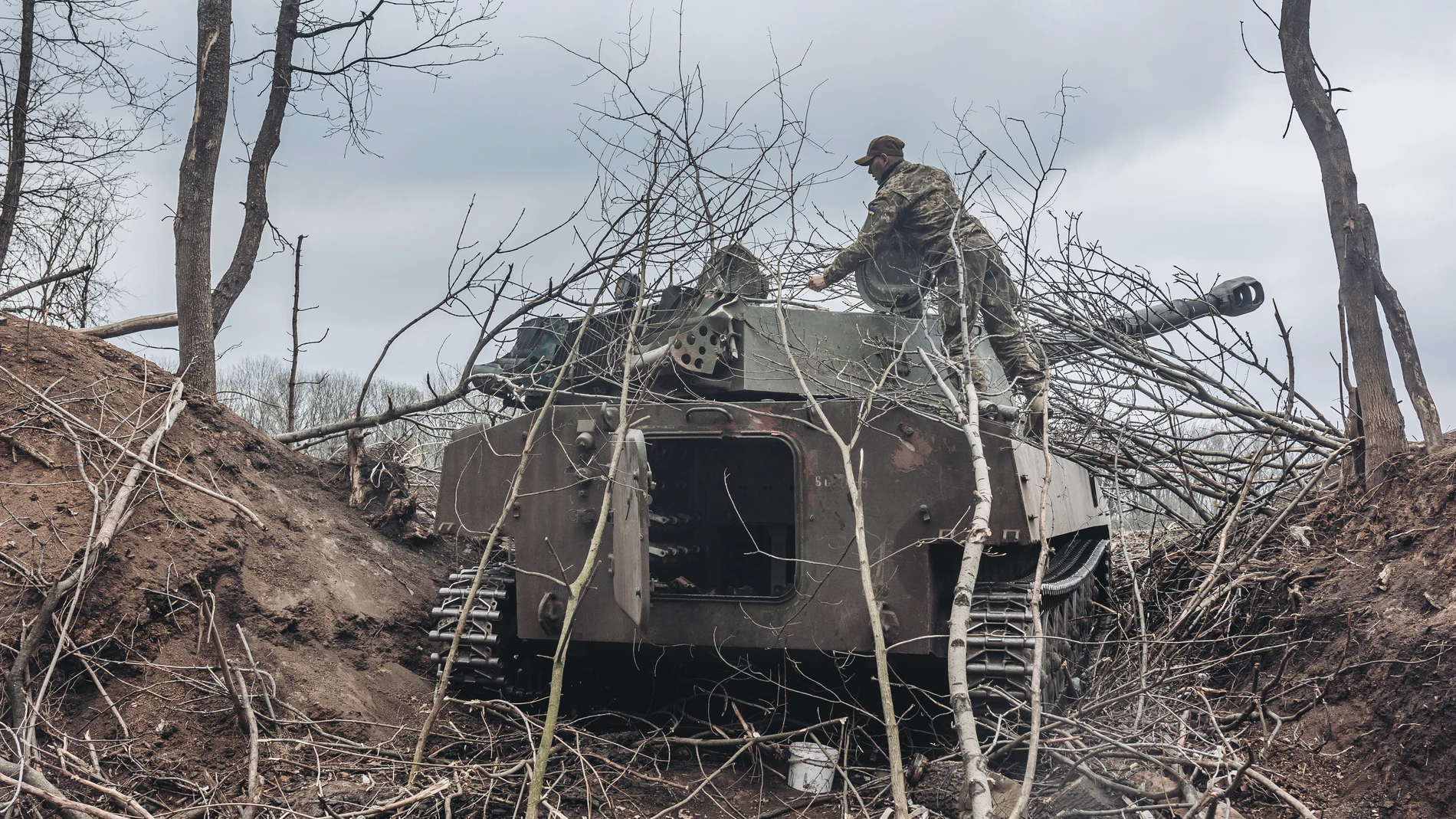 Un soldado ucraniano en un tanque en la región de Donbás