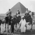 Los Condes de Barcelona delante de las Pirámides de Egipto durante uno de sus viajes