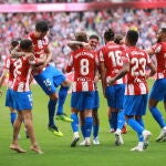 Los jugadores del Atlético celebran el segundo gol de Carrasco
